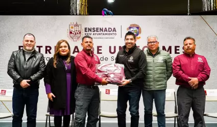 Entrega de uniformes a personal servicios pblicos