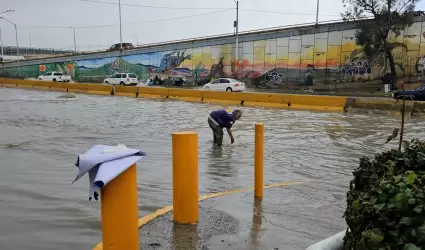 Residente se dedica a retirar la basura que obstruye los canales