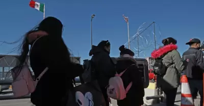 Personas cruzando hacia El Paso, Texas, por el Puente Internacional Paso del Nor