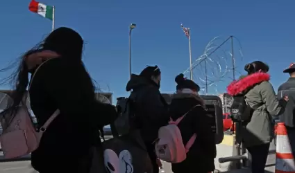 Personas cruzando hacia El Paso, Texas, por el Puente Internacional Paso del Nor