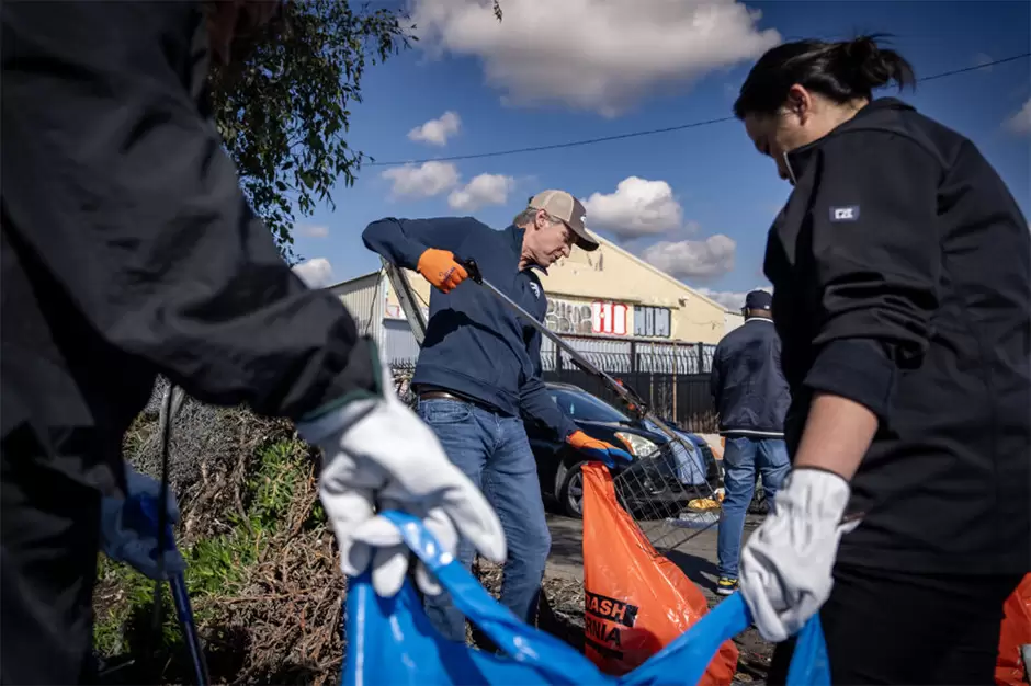 Gobernador Newsom se une a equipos para retirar la basura y limpiar las calles de California
