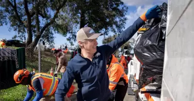 Gobernador Newsom se une a equipos para retirar la basura y limpiar las calles d