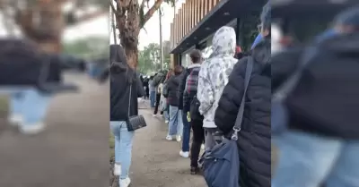 Alumnos en fila para inscripcin en Preparatoria Federal Lzaro Crdenas