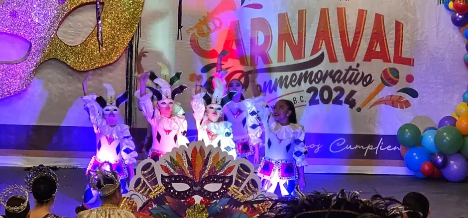 Coronan autoridades municipales a los Reyes del Carnaval Conmemorativo de Ensenada 2024