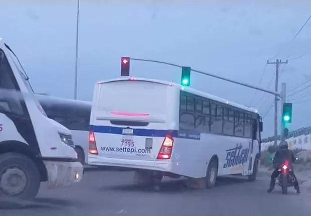 Obstruccin vehicular en cruceros de la ciudad afecta el flujo de trfico