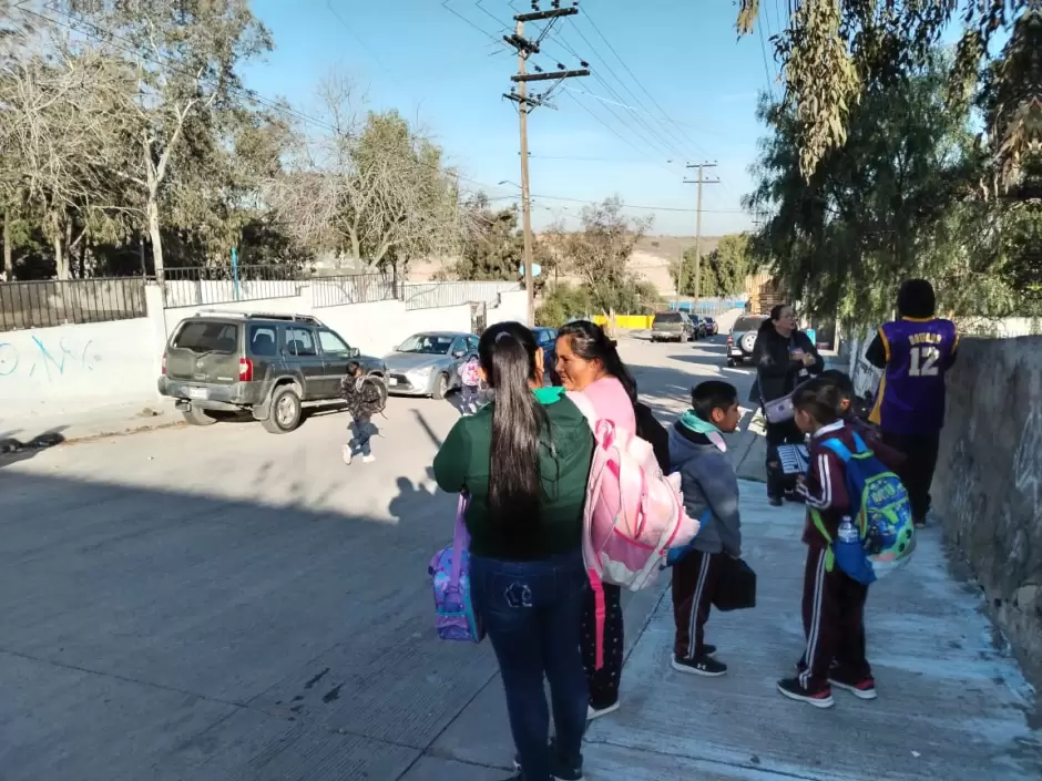 Padres de familia toman escuela en la Colonia Leandro Valle por falta de maestros