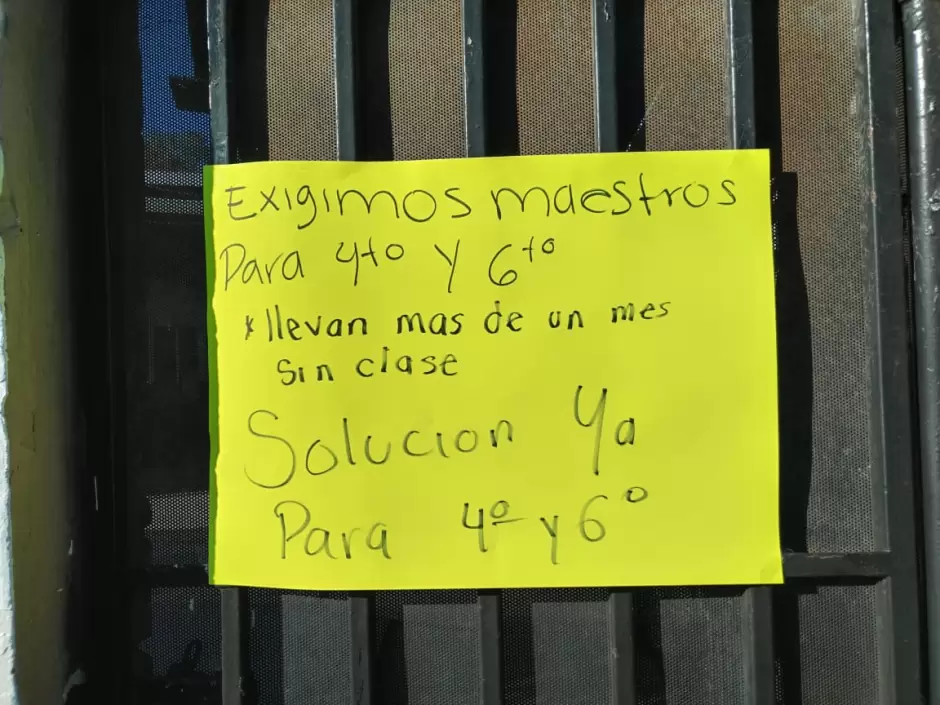 Padres de familia toman escuela en la Colonia Leandro Valle por falta de maestros