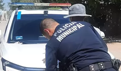 Detienen a sujeto que traa auto equipado como patrulla