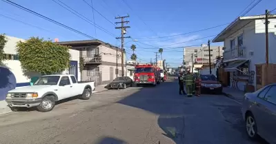 Bomberos de Tijuana atienden fuga en preescolar de la colonia madero