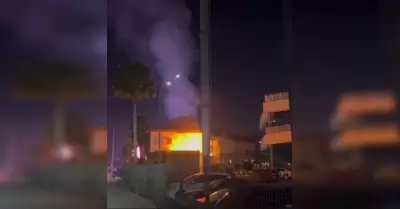 Reportan incendio en restaurante de plaza comercial en Tijuana