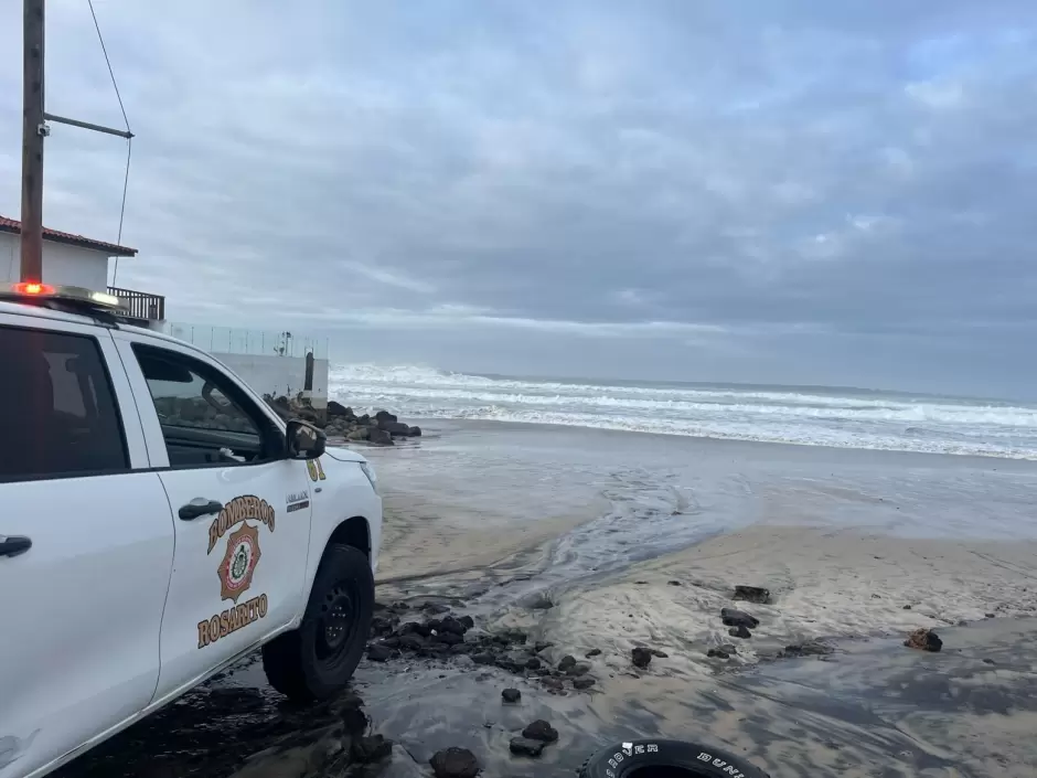 Reportan marejadas de hasta 12 pies en Rosarito; agua invade vialidades