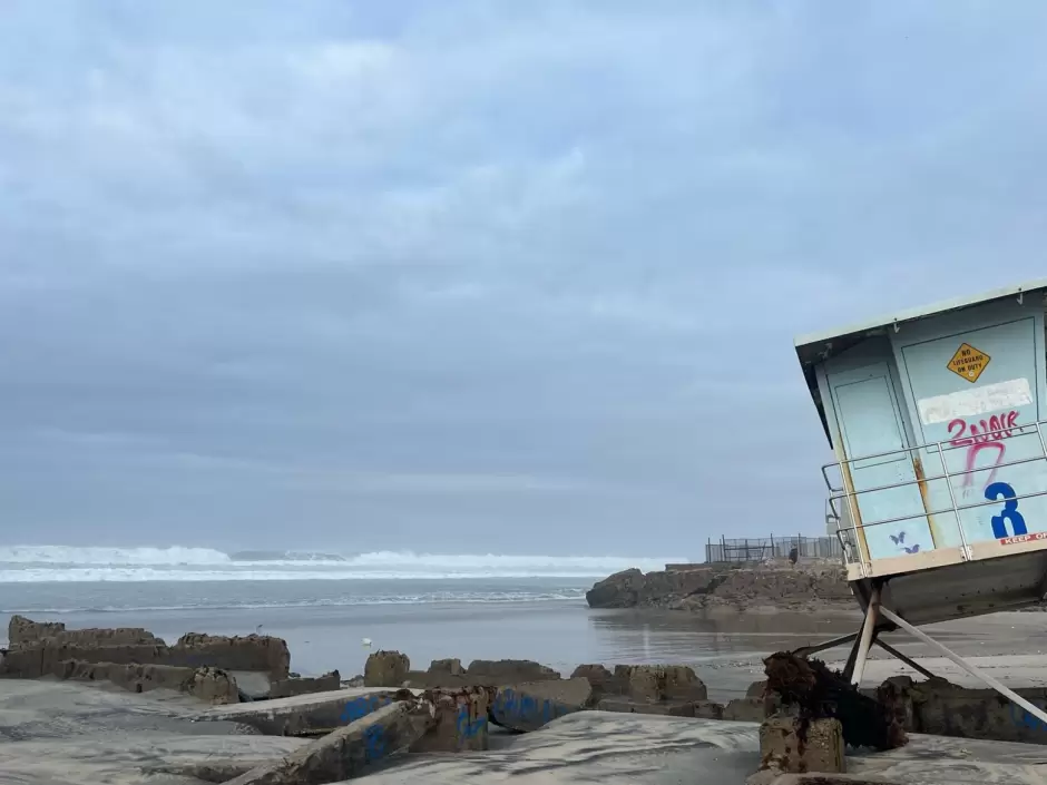 Reportan marejadas de hasta 12 pies en Rosarito; agua invade vialidades