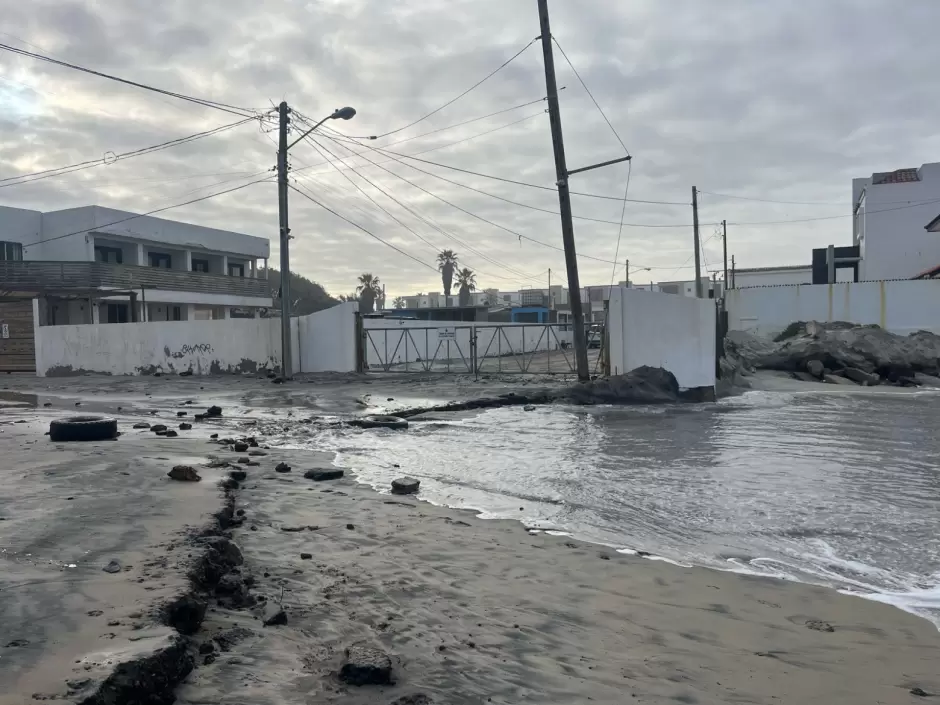 Reportan marejadas de hasta 12 pies en Rosarito; agua invade vialidades