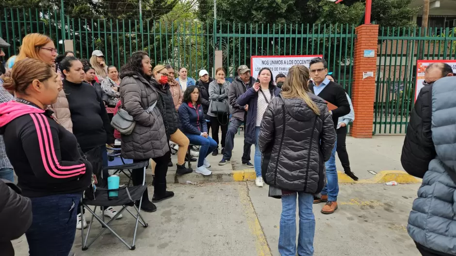 Padres exigen destitucin del Director de la Secundaria Tcnica 21