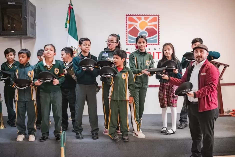 Entrega Araceli Brown equipo de gala a Escolta de Bandera y Bandas de Guerra