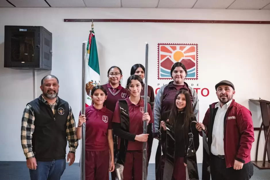 Entrega Araceli Brown equipo de gala a Escolta de Bandera y Bandas de Guerra