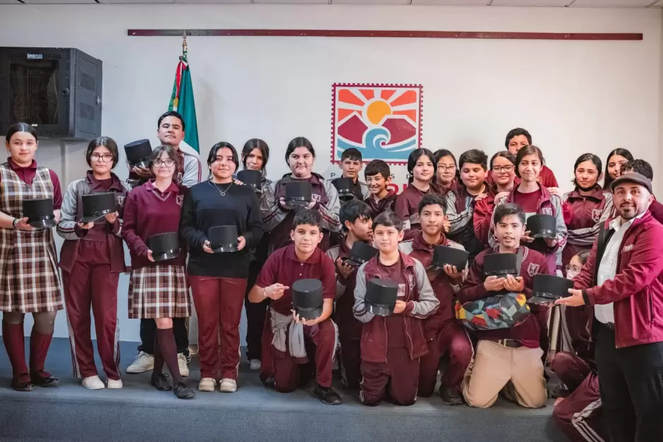 Entrega Araceli Brown equipo de gala a Escolta de Bandera y Bandas de Guerra