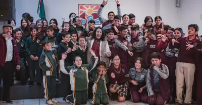 Entrega Araceli Brown equipo de gala a Escolta de Bandera y Bandas de Guerra