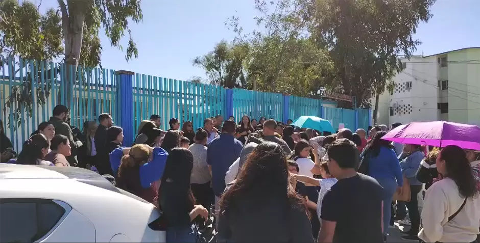 Toman escuelas por el cierre de una calle