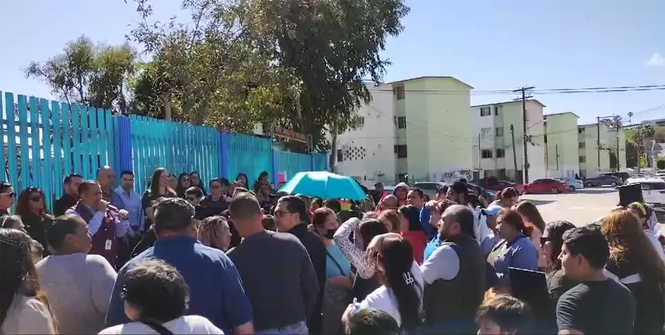 Toman escuelas por el cierre de una calle