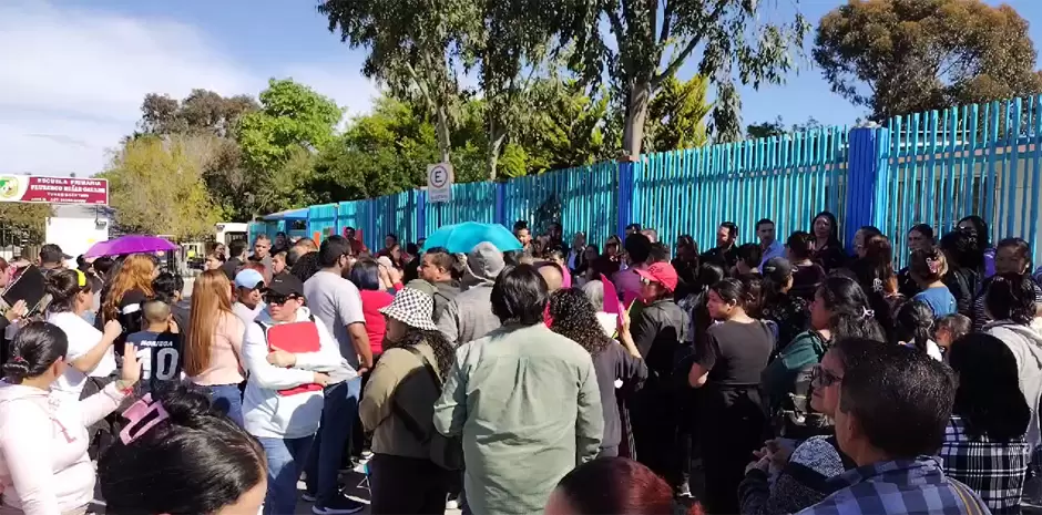 Toman escuelas por el cierre de una calle