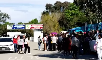 Toman escuelas por el cierre de una calle