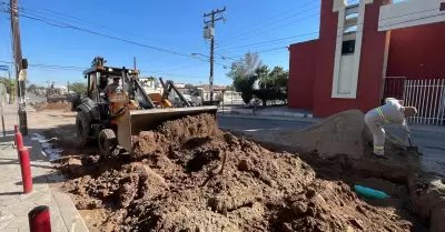 Instalacin de tubera para red de alcantarillado sanitario en colonia Aurora