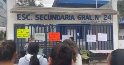 Padres de familia mantienen cerrada la Escuela Secundaria General 24