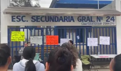 Padres de familia mantienen cerrada la Escuela Secundaria General 24