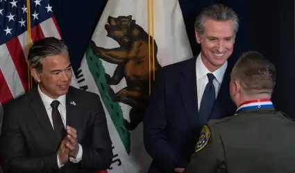 Gobernador Newsom honra a tres agentes del orden con la Medalla al Valor