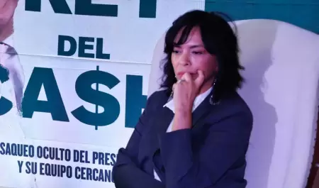 Anabel Hernández en la presentación del libro "El rey del cash", de Elena Chávez