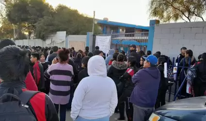 Padres de familia toman secundaria 213; exigen mejoras urgentes en infraestructu