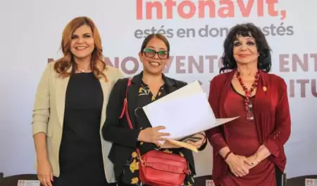Infonavit entrega escrituras y créditos de mejora en Baja California