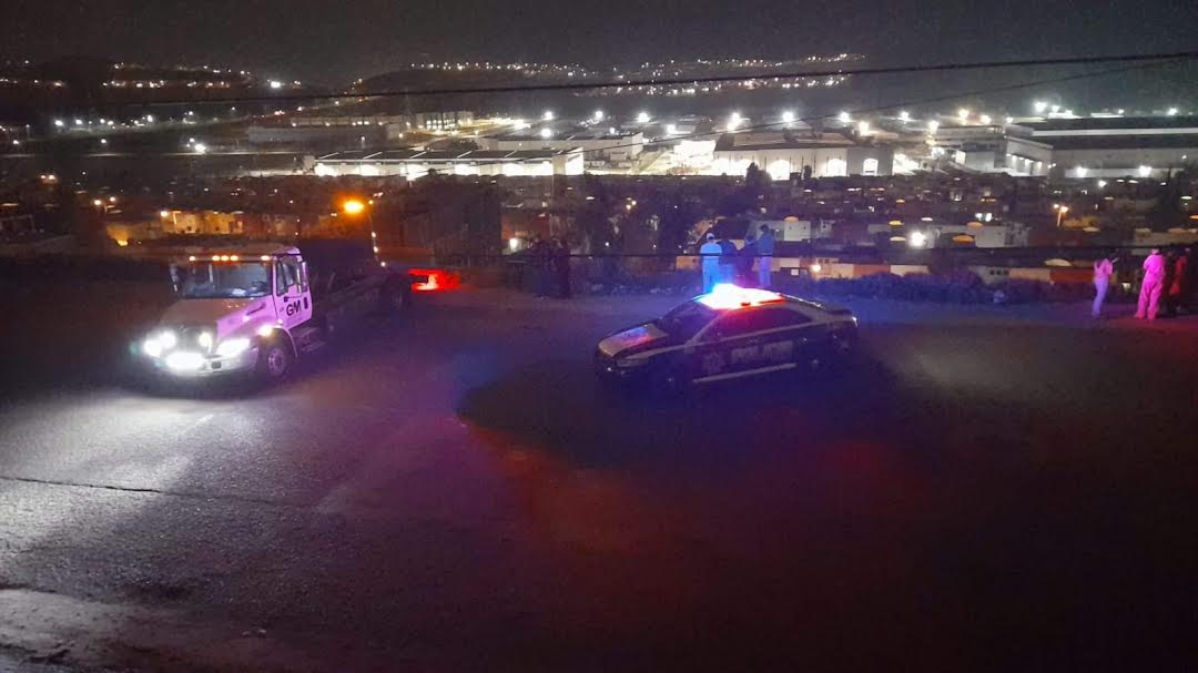 Vehículo vuelca y cae en el patio de una vivienda en El Florido; no hay ...