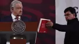 Andr�s Manuel L�pez Obrador lee cap�tulo de su �ltimo libro en "la ma�anera"