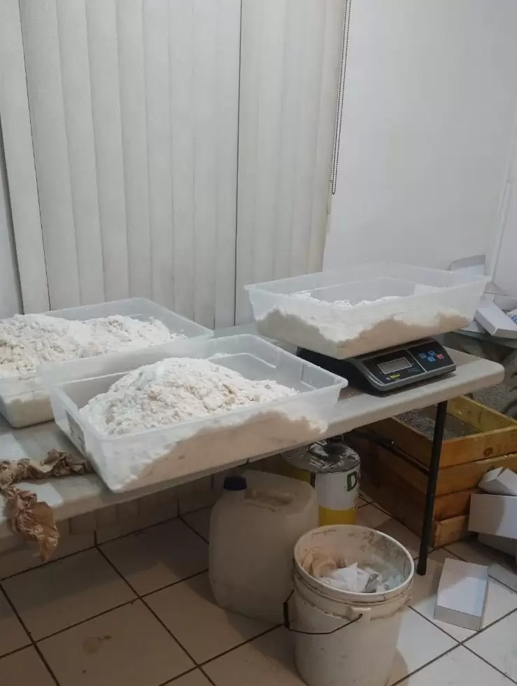 FGR asegura metanfetamina y diversas sustancias en inmueble en Mexicali