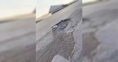 Vecinos reportan hundimiento en Avenida Acacias por fuga de agua en fraccionamie