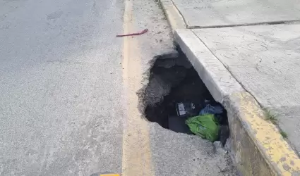 Hoyo en el puente de la colonia 20 de Noviembre