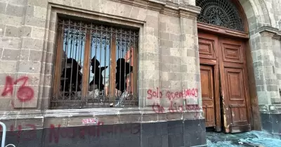 Un grupo de jvenes con el rostro cubierto irrumpieron y entraron a Palacio Naci