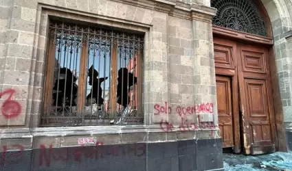 Un grupo de jvenes con el rostro cubierto irrumpieron y entraron a Palacio Naci