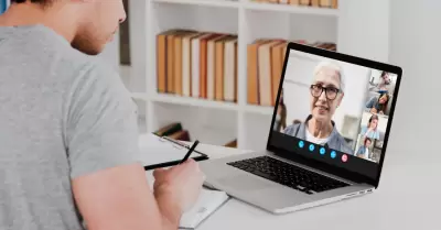 Universidades online ofrecen clases en vivo y grabaciones para flexibilidad.