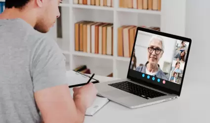 Universidades online ofrecen clases en vivo y grabaciones para flexibilidad.