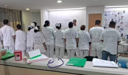 Trabajadores de enfermera del IMSS protestan por despidos injustificados