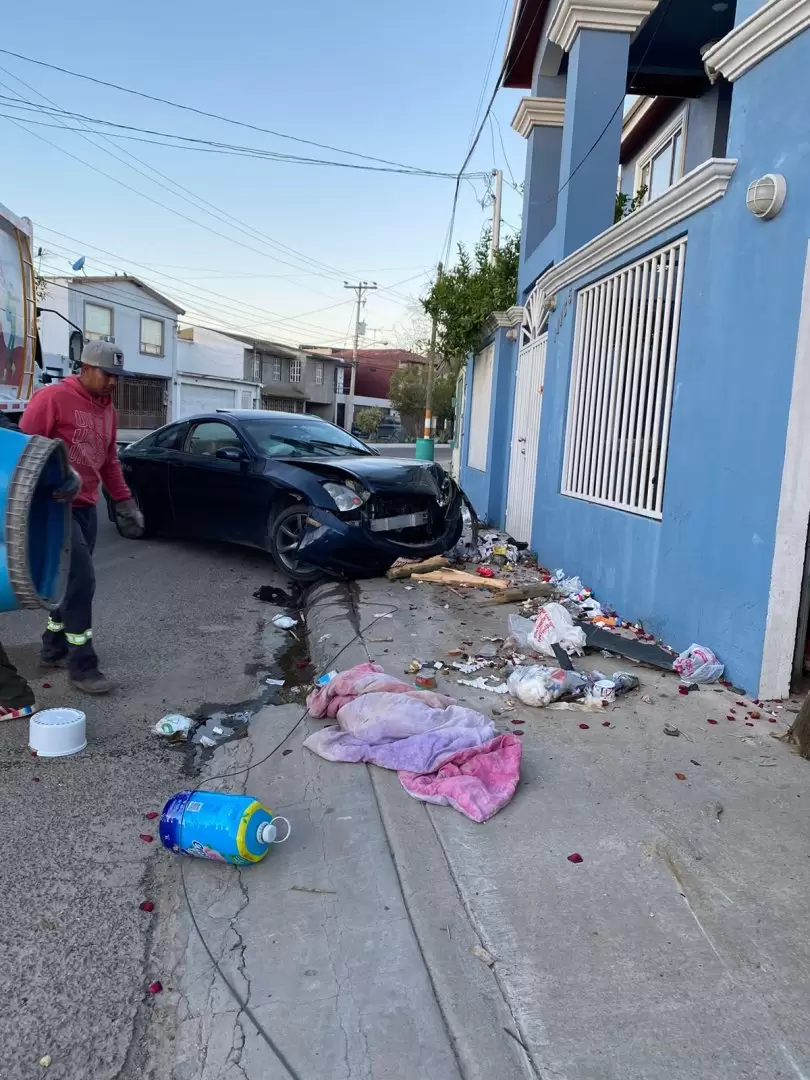 Accidente de trfico en Terrazas de la Presa: vehculo colisiona contra poste de luz y vivienda