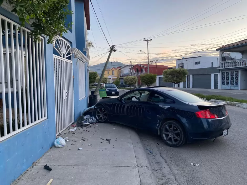 Accidente de trfico en Terrazas de la Presa: vehculo colisiona contra poste de luz y vivienda