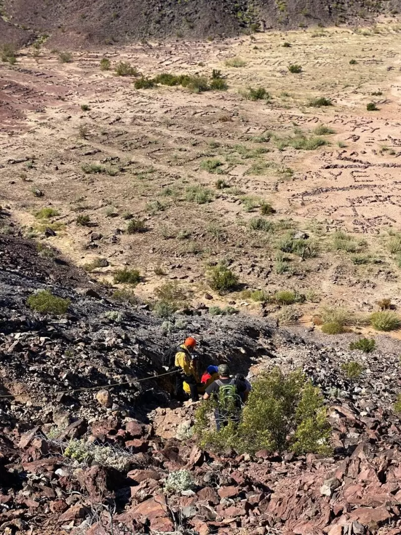 Rescatan a nio tras cada a volcn Cerro Prieto