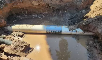 Reparaci�n de l�nea de agua potable en Guadalupe Victoria por parte de CESPM
