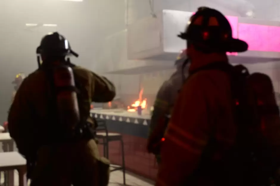 Bomberos sofocan conato de incendio en negocio de tacos en avenida Constitucin