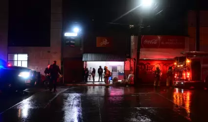 Bomberos sofocan conato de incendio en negocio de tacos en avenida Constitucin