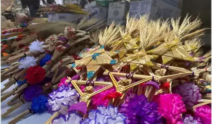 Piezas de cristos y cruces tejidas de palma verde